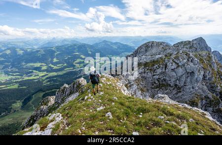 Mountaineer on a narrow ridge path, traversing the Hackenkoepfe, Kaisergebirge, Wilder Kaiser, Kitzbuehler Alpen, Tyrol, Austria Stock Photo
