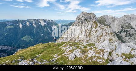 Mountaineer on a ridge path, crossing the Hackenkoepfe, rocky mountains of the Kaisergebirge, Wilder Kaiser, Kitzbuehler Alps, Tyrol, Austria Stock Photo