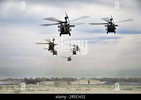 Battle Creek, Michigan, USA. 6th May, 2023. Army UH-60 Blackhawks take off at the Battle Creek Air National Guard Base (BCANGB), Battle Creek, Mich., May 6, 2023. Seven Army UH-60 Blackhawks transported Marines, assigned to the 1st Battalion, 24th Marines Regiment, from BCANGB to Camp Grayling, as a part of a joint platoon live-fire exercise. (Credit Image: © Jacob Cessna/U.S. National Guard/ZUMA Press Wire Service) EDITORIAL USAGE ONLY! Not for Commercial USAGE! Stock Photo