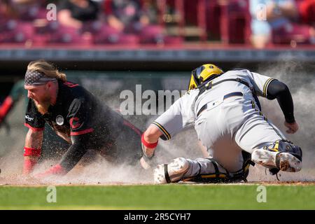 Chicago Cubs shortstop Dansby Swanson plays in a baseball game against the  Cincinnati Reds in Cincinnati, Tuesday, April 4, 2023. (AP Photo/Jeff Dean  Stock Photo - Alamy