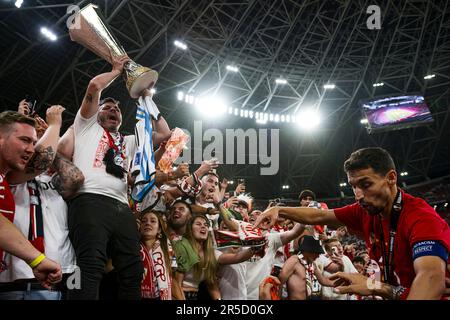 2023 UEFA Europa League Final Budapest Enmarcado y montado en la Copa de ganadores - Sevilla UEFA Club Competitions Online Store