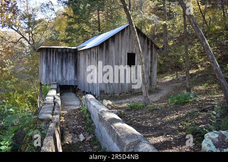 Klepzig Mill, a small turbine mill built by Walter Klepzig in 1928, located on Rocky Creek, boulders and shut-ins. Winona, MO, Missouri, United States Stock Photo