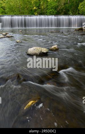 Daniels Dam and the flowing waters of the Patapsco River in Patapsco River State Park, Maryland, USA Stock Photo