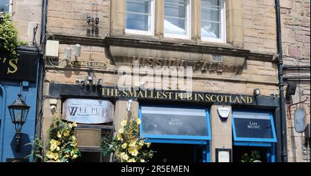 Mission Fall, The Smallest Pub in Scotland, Currie's Close, Edinburgh, UK. Stock Photo