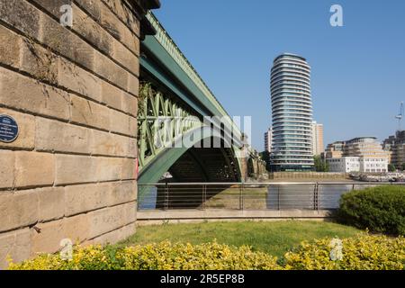 Lombard Wharf apartments and Network Rail's Chelsea River Bridge (aka Battersea Rail Bridge) on the River Thames, London, England, UK Stock Photo