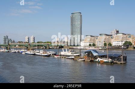 Houseboats and Lombard Wharf apartments on the River Thames, London, England, UK Stock Photo