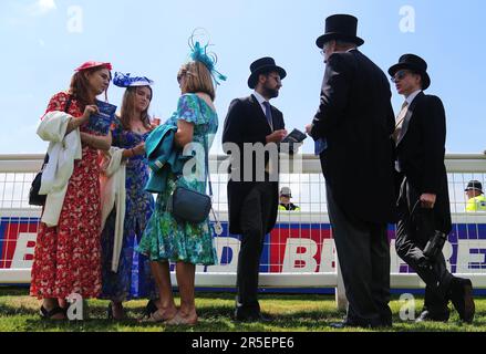 Racegoers enjoy the atmosphere during Derby Day of the 2023 Derby Festival at Epsom Downs Racecourse, Epsom. Picture date: Saturday June 3, 2023. Stock Photo