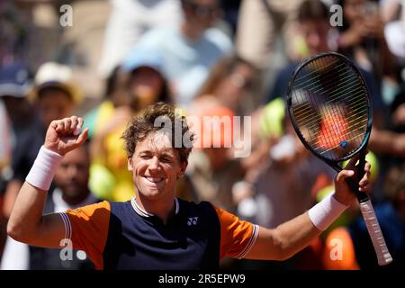 Denmark's Holger Rune celebrates after winning a semi final match against  Norway's Casper Ruud at the Italian Open tennis tournament in Rome, Italy,  Saturday, May 20, 2023. (AP Photo/Alessandra Tarantino Stock Photo 