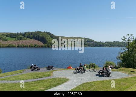 Llanddyn, Oswestry, Wales - May 27 : View of the picnic area at Lake Vyrnwy, Llanddyn, Oswestry, Wales on May 27, 2023. Unidentified people Stock Photo