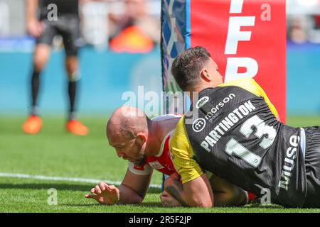 George King #10 of Hull KR makes a break during the Betfred Super ...