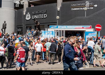 Newcastle upon Tyne, UK. 3rd June 2023. Rugby League fans at the Betfred Super League Magic Weekend taking place in the city, with fixtures hosted at St James' Park stadium. Credit: Hazel Plater/Alamy Live News Stock Photo