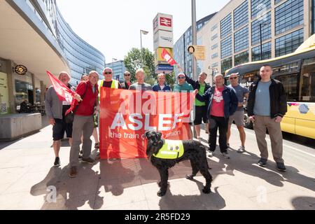 Manchester, UK. 03rd June, 2023. ASLEF TRAIN strike Manchester UK 3rd of June 2023. Train strike by ASLEF ,(THE TRAIN DRIVERS' UNION). Picket Lines were at both major train stations in Manchester ( Piccadilly and Victoria) preventing train travel to and from Manchester. On the day that saw major pop concerts in the city by Elton John and the Artic Monkeys and fans travelling to London for the FA cup final. Credit: GaryRobertsphotography/Alamy Live News Stock Photo