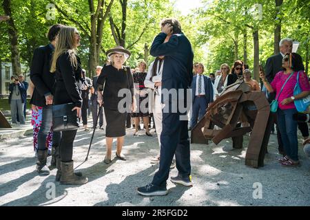 The Hague, Netherlands. 03rd June, 2023. THE HAGUE - Princess Beatrix views the sculpture exhibition Voorhout Monumental on the Lange Voorhout. The princess is the patron of Pulchri Studio, an artists' association and gallery for contemporary art. ANP JEROEN JUMELET netherlands out - belgium out Credit: ANP/Alamy Live News Stock Photo