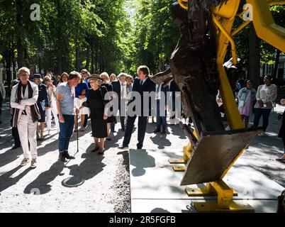 The Hague, Netherlands. 03rd June, 2023. THE HAGUE - Princess Beatrix views the sculpture exhibition Voorhout Monumental on the Lange Voorhout. The princess is the patron of Pulchri Studio, an artists' association and gallery for contemporary art. ANP JEROEN JUMELET netherlands out - belgium out Credit: ANP/Alamy Live News Stock Photo