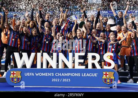 EINDHOVEN - FC Barcelona with the UEFA Women's Champions League trophy. FC Barcelona women goalkeeper Sandra Panos, Irene Paredes of FC Barcelona, Laia Codina of FC Barcelona, Mapi Leon of FC Barcelona women, Jana Fernandez of FC Barcelona, Claudia Pina of FC Barcelona, Ana-Maria Crnogorcevic of FC Barcelona, Marta Torrejon Moya or FC Barcelona, Maria Francesca Caldentey Oliver of FC Barcelona, Caroline Graham Hansen of FC Barcelona, Alexia Putellas Segura of FC Barcelona, Patricia Guijarro Gutierrez of FC Barcelona, FC Barcelona goalkeeper Catalina Coll, Aitana Bonmati of FC Barcelona, Lucy B Stock Photo