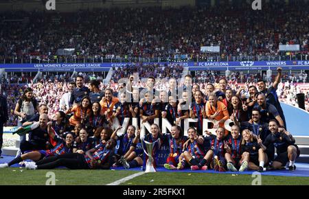 EINDHOVEN - FC Barcelona with the UEFA Women's Champions League trophy. FC Barcelona women goalkeeper Sandra Panos, Irene Paredes of FC Barcelona, Laia Codina of FC Barcelona, Mapi Leon of FC Barcelona women, Jana Fernandez of FC Barcelona, Claudia Pina of FC Barcelona, Ana-Maria Crnogorcevic of FC Barcelona, Marta Torrejon Moya or FC Barcelona, Maria Francesca Caldentey Oliver of FC Barcelona, Caroline Graham Hansen of FC Barcelona, Alexia Putellas Segura of FC Barcelona, Patricia Guijarro Gutierrez of FC Barcelona, FC Barcelona goalkeeper Catalina Coll, Aitana Bonmati of FC Barcelona, Lucy B Stock Photo