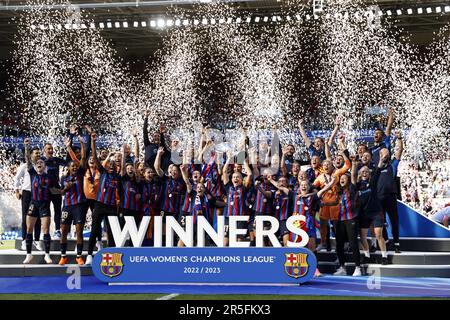 EINDHOVEN - FC Barcelona with the UEFA Women's Champions League trophy. FC Barcelona women goalkeeper Sandra Panos, Irene Paredes of FC Barcelona, Laia Codina of FC Barcelona, Mapi Leon of FC Barcelona women, Jana Fernandez of FC Barcelona, Claudia Pina of FC Barcelona, Ana-Maria Crnogorcevic of FC Barcelona, Marta Torrejon Moya or FC Barcelona, Maria Francesca Caldentey Oliver of FC Barcelona, Caroline Graham Hansen of FC Barcelona, Alexia Putellas Segura of FC Barcelona, Patricia Guijarro Gutierrez of FC Barcelona, FC Barcelona goalkeeper Catalina Coll, Aitana Bonmati of FC Barcelona, Lucy B Stock Photo