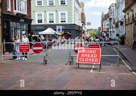 Road Ahead Closed sign as People do their shopping in Bury St Edmunds, Suffolk, UK Stock Photo