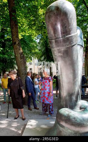 The Hague, Niederlande. 03rd June, 2023. Princess Beatrix of The Netherlands at the Lange Voorhout in The Hague, on June 03, 2023, to open the exhibition Voorhout Monumental, the open-air exhibition is organized by Pulchri Studio, an artists association and gallery for contemporary art Credit: Albert Ph vd Werf/Netherlands OUT/Point De Vue OUT/dpa/Alamy Live News Stock Photo