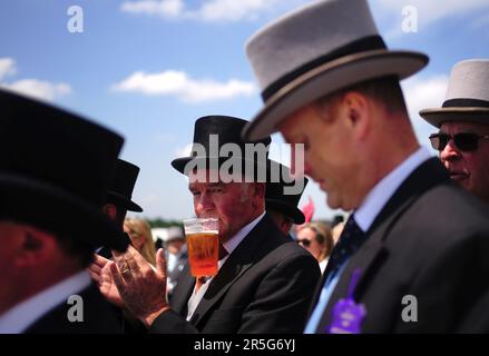 Racegoers enjoy the atmosphere during Derby Day of the 2023 Derby Festival at Epsom Downs Racecourse, Epsom. Picture date: Saturday June 3, 2023. Stock Photo