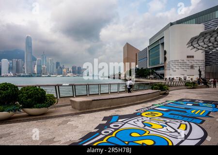 A View of The Hong Kong Museum of Art and Hong Kong Island From The Avenue Of Stars, Kowloon, Hong Kong, China. Stock Photo
