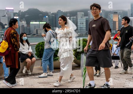 A Young Bride Walks Down The Avenue Of Stars, Kowloon, Hong Kong, China. Stock Photo