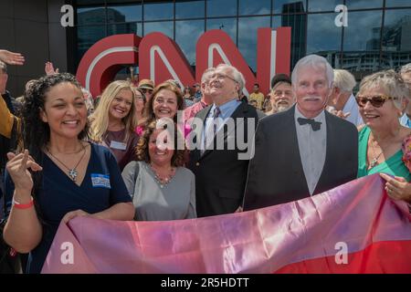 ATLANTA, GA – June 1, 2023: CNN alumni, including former Chief Executive Officer Tom Johnson (middle), gather for photographs outside CNN Center. Stock Photo