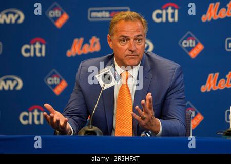 FLUSHING, NY - JUNE 03: Former New York Mets Pitcher Al Leiter and son Mark  Leiter and former New York Mets Third Baseman Howard Johnson and son Ben  Johnson pose for a