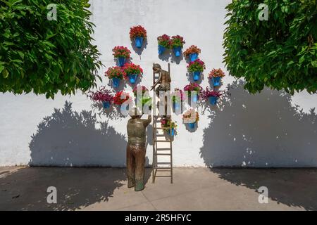 Abuelo y Nino (Grandfather and Child) - Monument to yard caretakers at Plaza Manuel Garrido by Jose Manuel Belmonte - Cordoba, Andalusia, Spain Stock Photo