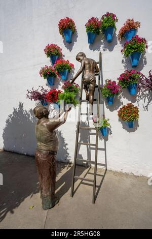 Abuelo y Nino (Grandfather and Child) - Monument to yard caretakers at Plaza Manuel Garrido by Jose Manuel Belmonte - Cordoba, Andalusia, Spain Stock Photo