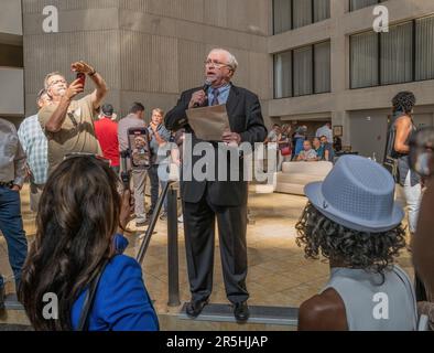 ATLANTA, GA – June 1, 2023: Tom Johnson, former Chief Executive Officer of CNN, reads a letter from Ted Turner at the Omni Atlanta Hotel at CNN Center. Stock Photo