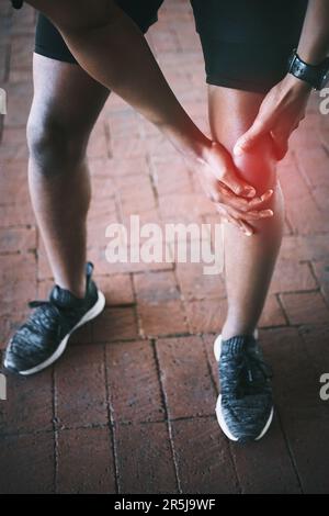 Check yourself before you wreck yourself. a man experiencing joint pain while working out against an urban background. Stock Photo