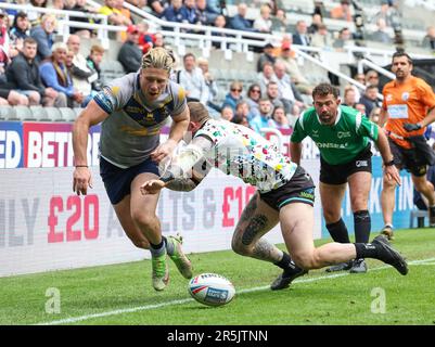 St James Park, Newcastle, UK. 4th June, 2023. Betfred Super League Magic Weekend Rugby League, Wakefield Trinity versus Leigh Leopards; Wakefield Trinity's Tom Lineham is tackled by Leigh Leopards Josh Charnley Credit: Action Plus Sports/Alamy Live News Stock Photo