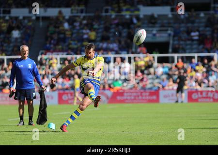 Newcastle, UK. 4th June 2023Warrington Wolves' Stefan Ratchford kicks at goal during the BetFred Super League match between Hull Football Club and Warrington Wolves at St. James's Park, Newcastle on Sunday 4th June 2023. (Photo: Mark Fletcher | MI News) Credit: MI News & Sport /Alamy Live News Stock Photo