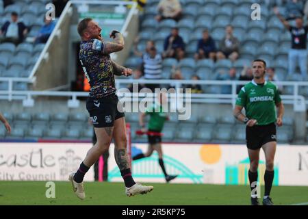 Newcastle, UK. 4th June 2023Hull FC's Josh Griffin celebrates after scoring during the BetFred Super League match between Hull Football Club and Warrington Wolves at St. James's Park, Newcastle on Sunday 4th June 2023. (Photo: Mark Fletcher | MI News) Credit: MI News & Sport /Alamy Live News Stock Photo