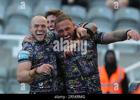 Newcastle, UK. 4th June 2023Hull FC's Josh Griffin celebrates with his team mates after scoring his 3rd try during the BetFred Super League match between Hull Football Club and Warrington Wolves at St. James's Park, Newcastle on Sunday 4th June 2023. (Photo: Mark Fletcher | MI News) Credit: MI News & Sport /Alamy Live News Stock Photo