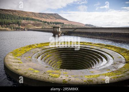 Ladybower reservoir dam wall and bellmouth spillway in winter, Peak District, UK Stock Photo