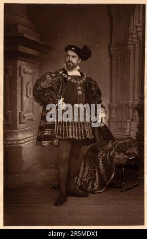 1883, PARIS , FRANCE : The french theatre actor  RAPHAEL DUFLOS ( 1858 - 1946 ) of Comédie Française from 1884 . In this photo portrayed in the role of Barnabo Spinola for the play SEVERO TORELLI by François Coppée , at Theatre de l'Odéon . Photo by Wilhelm Benque , Paris .  HISTORY - FOTO STORICHE  - TEATRO - THEATRE - costume teatrale d'epoca Rinascimentale - RINASCIMENTO - RENAISSANCE - hat - cappello - barba - beard - velvet - velluto - calzamaglia - thight ---  Archivio GBB Stock Photo