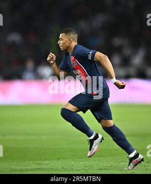 Kylian Mbappe unveils new PSG Nike away kit in tribute to Greater Paris and  fans love it