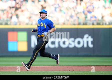 Cal Raleigh, Teoscar Hernández lead Mariners to seventh straight win