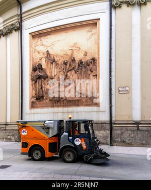 Fiaker and street traffic at St. Peter's Square, St. Peter's Catholic Church, Vienna, Austria, Europe Stock Photo