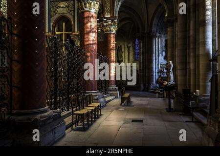 FRANCE. PARIS (6TH DISTRICT). SAINT-GERMAIN-DES-PRES CHURCH. AFTER TWO YEARS OF WORK, THE RESTORED PAINTINGS AND FRESCOES IN THE NAVE. THE CHOIR AMBUL Stock Photo