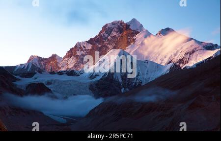 Evening sunset view of Mount Everest Lhotse and Lhotse Shar from Makalu Barun valley, Nepal Himalayas mountains Stock Photo