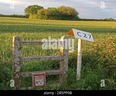 Pipeline marker posts indicating multiple buried pipelines crossing farmland near Grappenhall, Cheshire WA4 Stock Photo