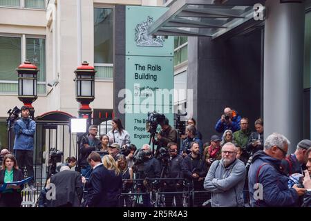London, UK. 5th June 2023. Members of the media wait outside the High Court, Rolls Building. Several high-profile people, including Prince Harry, have taken legal action against Mirror Group Newspapers over alleged unlawful information gathering, including phone hacking. Credit: Vuk Valcic/Alamy Live News Stock Photo