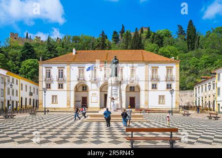 Portugal, Tomar, former seat of the Order of the Knights Templar, Praça da Republica, the town hall and the statue of Gualdim Pais (1118-1195), Portuguese crusader, Knight Templar and founder of the city of Tomar Stock Photo