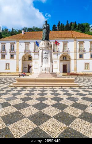 Portugal, Tomar, former seat of the Order of the Knights Templar, Praça da Republica, the town hall and the statue of Gualdim Pais (1118-1195), Portuguese crusader, Knight Templar and founder of the city of Tomar Stock Photo