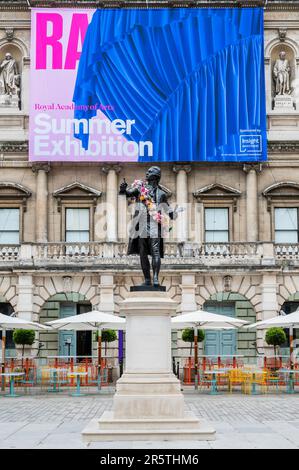 London, UK. 5th June, 2023. The statue of Sir Joshua Reynolds in the Annenberg Courtyard of Burlington House is by tradition given a floral sash for the exhibiton - The Royal Academy's (RA) 255th Summer Exhibition 2023 co-ordinated by British artist David Remfry RA. It includes around 1600 works by emerging and established artists. Credit: Guy Bell/Alamy Live News Stock Photo