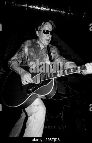 Dave Couse of Irish band A House playing live at Cardiff University on 10 October 1992. Photograph: Rob Watkins Stock Photo