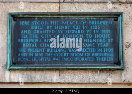 London, UK - April 20th 2023: A plaque on the exterior of a building that used to be the Palace of Bridewell, built by Henry VIII and granted by Edwar Stock Photo